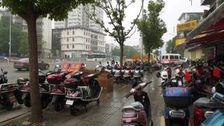 雨天长沙市中心著名的交通滑板车停车人行道慢镜头全景4k中国视频素材模板下载