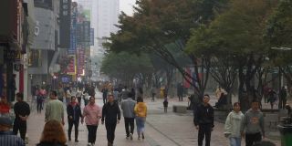 雨天长沙市著名的行人旅游拥挤街道慢镜头全景4k中国