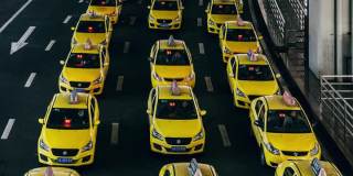 T/L PAN忙碌的黄色出租车在机场出口排队