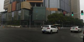 雨天长沙市区交通十字路口慢镜头全景4k中国