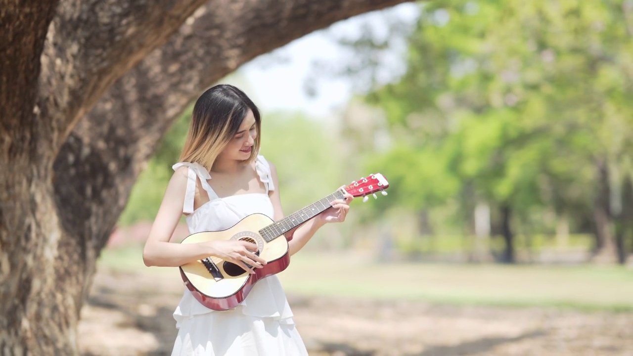 亚洲少女学习吉他