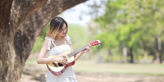 亚洲少女学习吉他