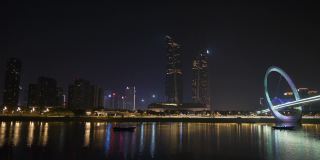 夜光时分，照亮了南京市内著名的国际青年文化中心人行天桥全景4k中国