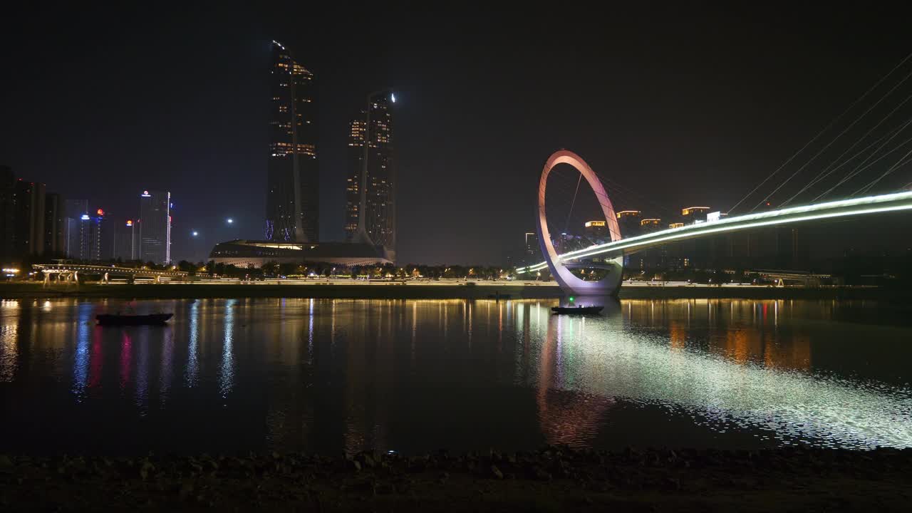 夜光时分，照亮了南京市内著名的国际青年文化中心人行天桥全景4k中国