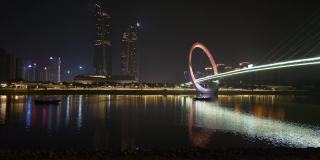 夜光时分，照亮了南京市内著名的国际青年文化中心人行天桥全景4k中国