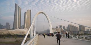 日落时分南京著名国际青年文化中心人行天桥慢镜头全景4k中国