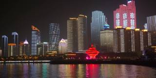 夜间时间著名的青岛市区灯光秀，步行街全景4k中国