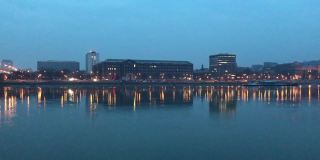 多瑙河河岸与自由桥布达佩斯冬夜城市景观