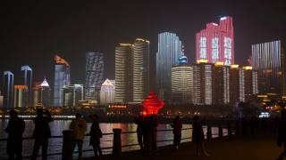 夜间照明著名的青岛市区展示拥挤的步行街全景4k中国视频素材模板下载