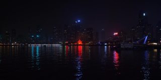 夜景时间照亮了青岛城市现代市中心海湾著名的纪念碑全景4k中国