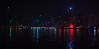 夜深人静的时候，照亮了青岛市内著名的现代化海湾全景4k中国