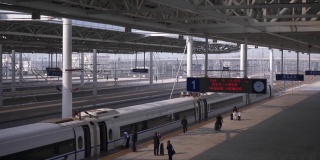 晴天青岛市火车站站台慢镜头顶全景4k中国