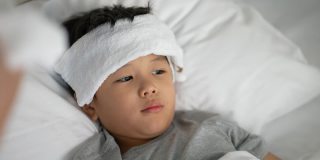 亚洲孩子感到恶心的温度计和母亲。照顾和生病的概念