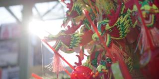 中国的灯笼和舞龙在中国新年。