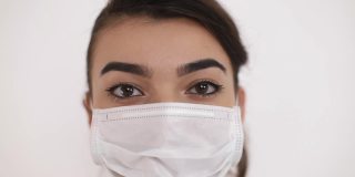 亚洲实习生，带着医用面具的女医务人员。