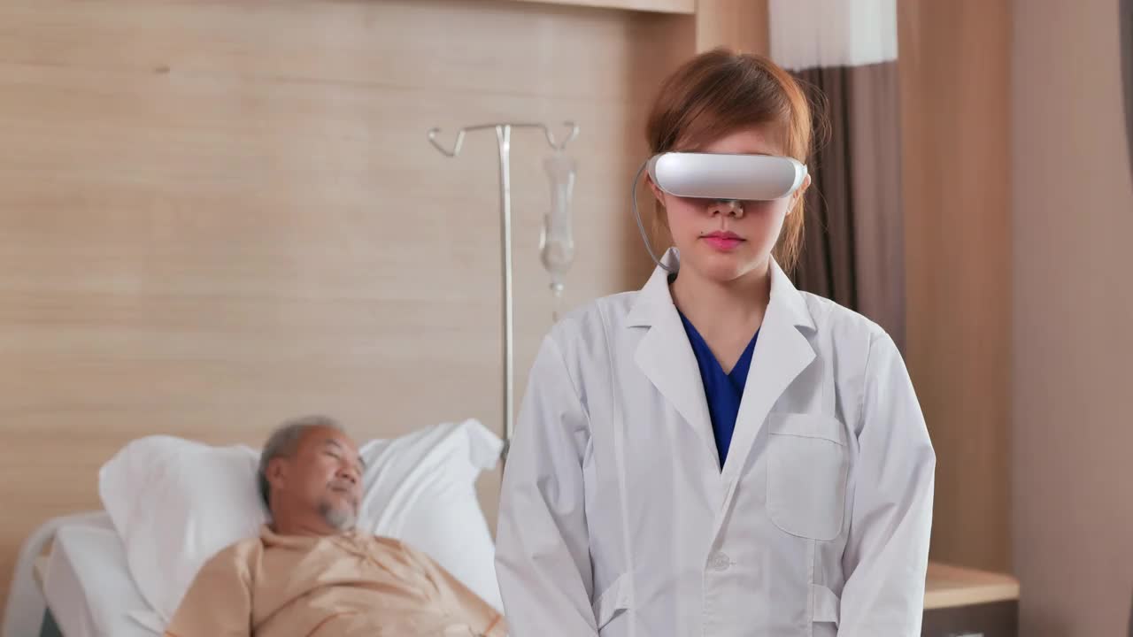 肖像亚洲女医生30岁经验丰富的医疗从业者戴着虚拟现实头盔和起飞时看相机和亚洲病人资深男子躺在床上的医疗诊所。多样的医学肖像概念。