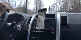 乌克兰布科维尔——2021年1月13日:通过电话导航驾驶汽车