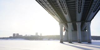 桥在冰冻的河上，底部的景色与背景的冬天的天空