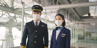 接种抗冠状病毒疫苗后，飞行员和空乘人员在机场航站楼摘下口罩，准备重新乘飞机出行。