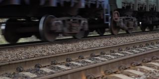 运动模糊了重货物货运锈迹斑斑的火车车厢在阴天时间在铁路上移动。工业材料运输和货物交付概念。