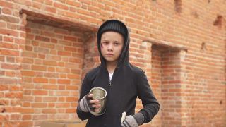 街头男孩在街上拿着一个锡罐要钱视频素材模板下载