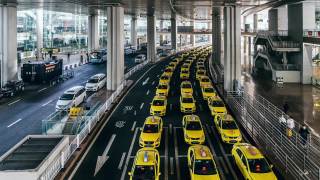 T/L ZI繁忙的黄色出租车在机场出口排队视频素材模板下载