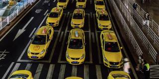 T/L TU繁忙的黄色出租车排队在机场出口