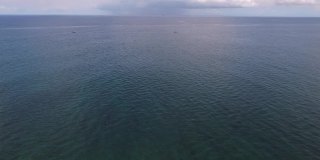 印度洋和毛里求斯岛的Flic en Flac海滩。印度洋海岸线。船在后台