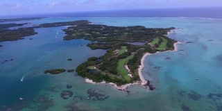 毛里求斯私人岛海滩。背景是高尔夫球场和海岸线