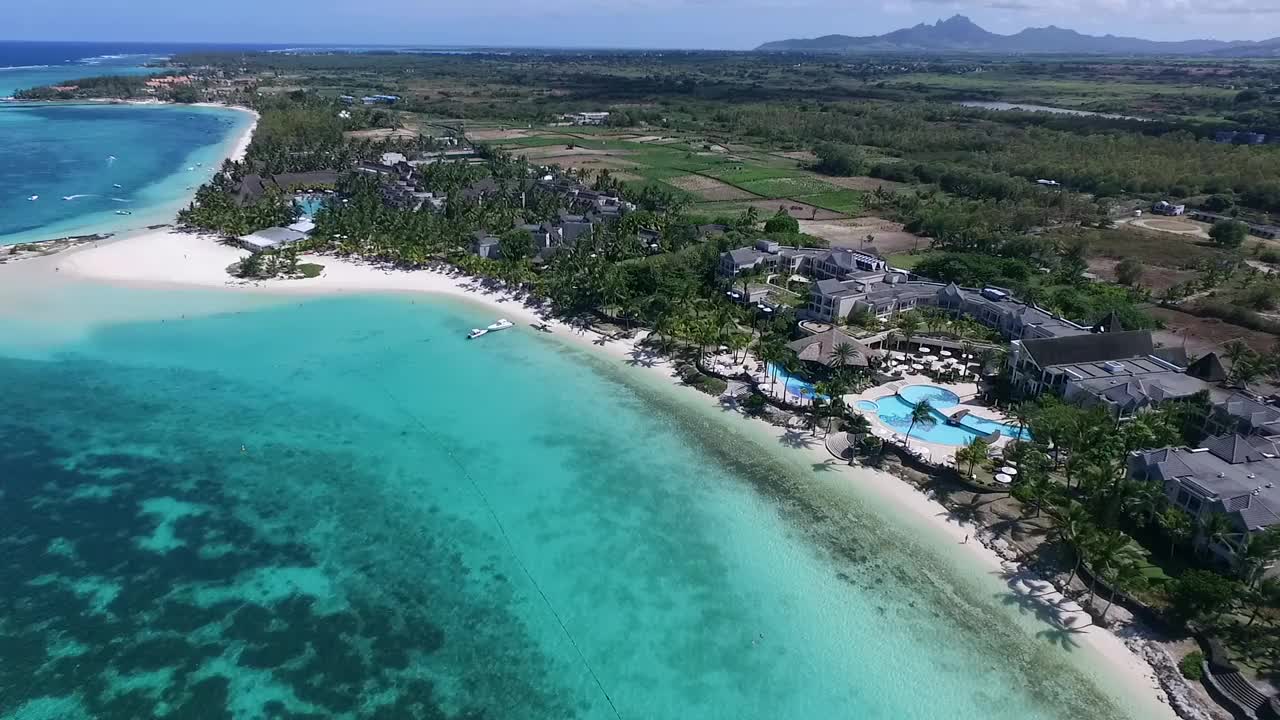 Belle Mare豪华海滩和酒店在毛里求斯。风景和印度洋的背景。美丽的海滩和清澈的水。