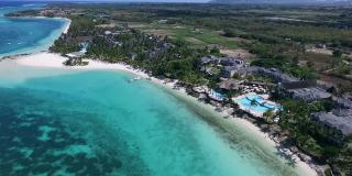 Belle Mare豪华海滩和酒店在毛里求斯。风景和印度洋的背景。美丽的海滩和清澈的水。