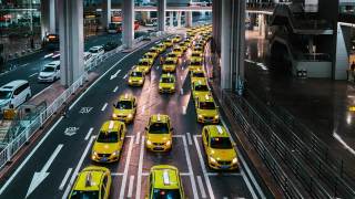 T/L TD晚上在机场出口处繁忙的黄色出租车排队视频素材模板下载