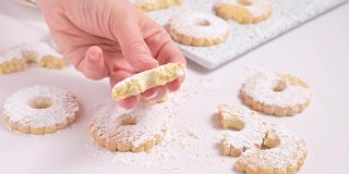 Canestrelli，传统利古里亚洋甘菊形状的糖粉饼干。来自意大利南部的节日烘焙食品，手里拿着卷饼意面。水平的视频
