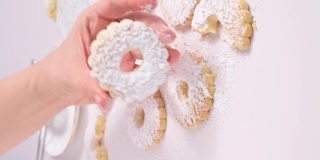 Canestrelli，传统利古里亚洋甘菊形状的糖粉饼干。来自意大利南部的节日烘焙食品，手里拿着卷面。垂直视频
