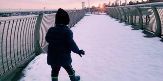 男孩在雪中奔跑-纽约市2021年