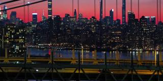 曼哈顿中城在夜晚照亮了天际线。RFK桥上的风景和交通。无人机镜头与平移摄像机运动。