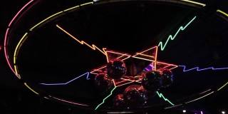 镜像迪斯科球和霓虹灯管在一个迪斯科舞厅。