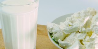 工作室镜头的乳制品，特写白干酪与开菲尔，天然酸奶。