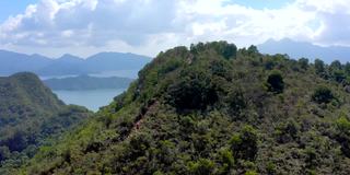 鸟瞰香港船湾淡水湖的山景及远足径