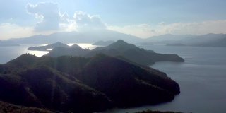 鸟瞰香港船湾淡水湖的山景及远足径
