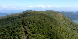 鸟瞰香港船湾淡水湖的山景及远足径