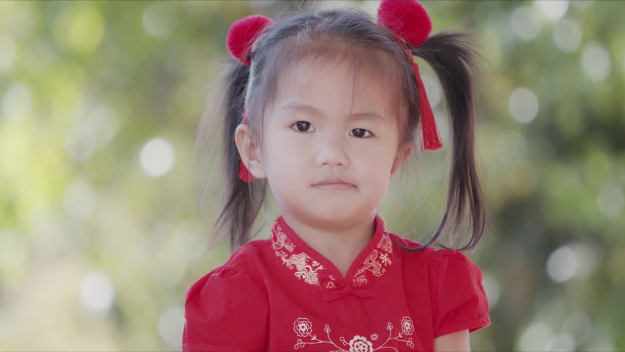 亚洲小女孩穿着中式服装独自玩益智游戏
