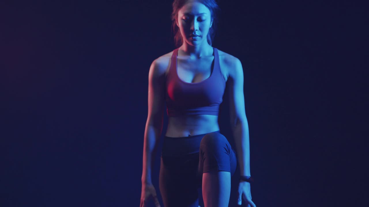 亚洲跑步女性使用智能手表跟踪信息数据运动健康身体得分图表数据分析，3D展示未来高科技数字科技未来健康生活方式。