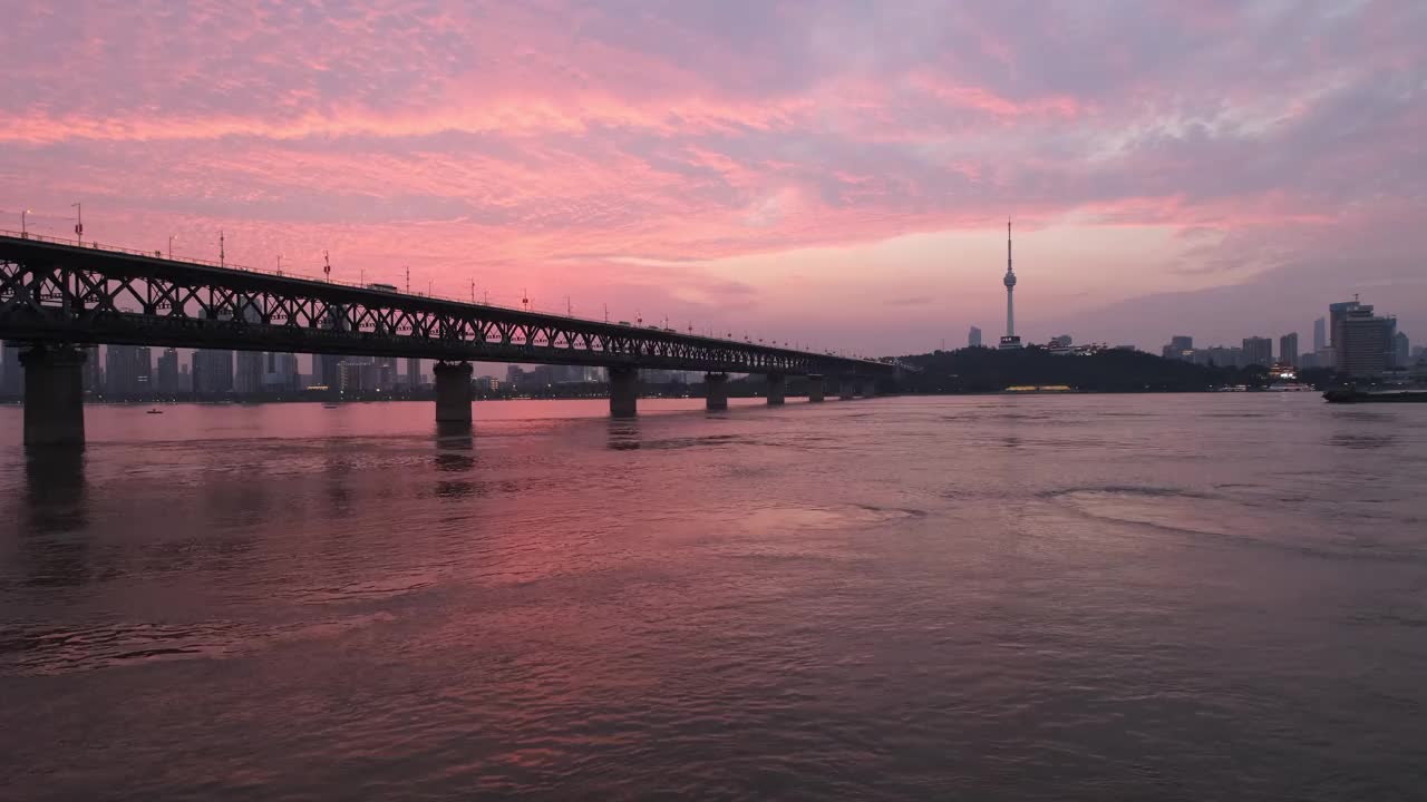武汉长江大桥日落。具有里程碑意义的武汉,湖北,中国