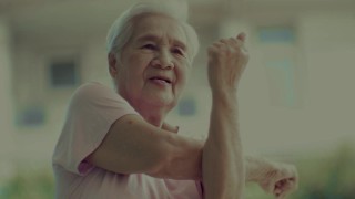 坚强美丽的老年女性，健康的生活方式视频素材模板下载
