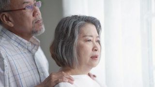 老年夫妇忧伤的退休生活视频素材模板下载