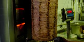 传统土耳其烤肉串或金属烤肉串