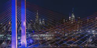 在科修斯科大桥上，曼哈顿中城的夜景。用静态摄像机拍摄航拍视频。