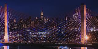 在科修斯科大桥上，曼哈顿中城的夜景。航拍视频与向后相机运动。
