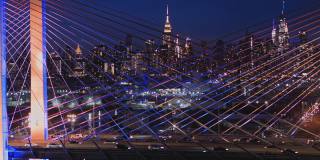 在科修斯科大桥上，曼哈顿中城的夜景。航拍视频与向前摄像机运动。